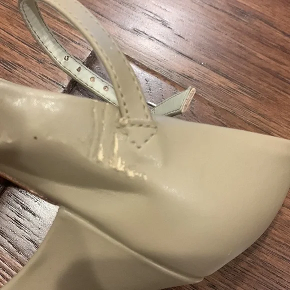 So Danca 3” character shoes with taps. Size W 10 1/2 L. - Picture 2 of 8